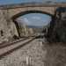 Torniamo ora indietro sui nostri passi per raggiungere un piccolo cavalcavia stradale che ci permette di scendere sui binari situati sul ponte